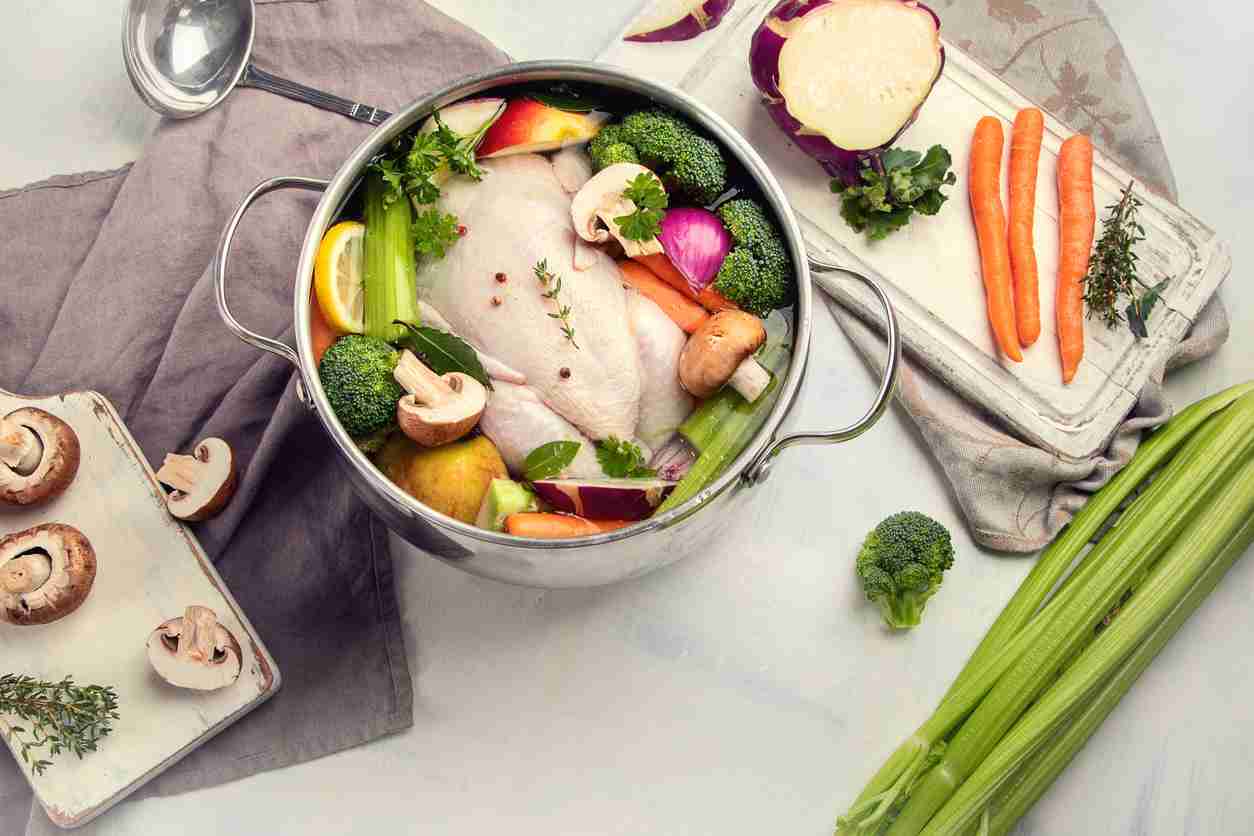Une casserole de soupe aux os de légumes