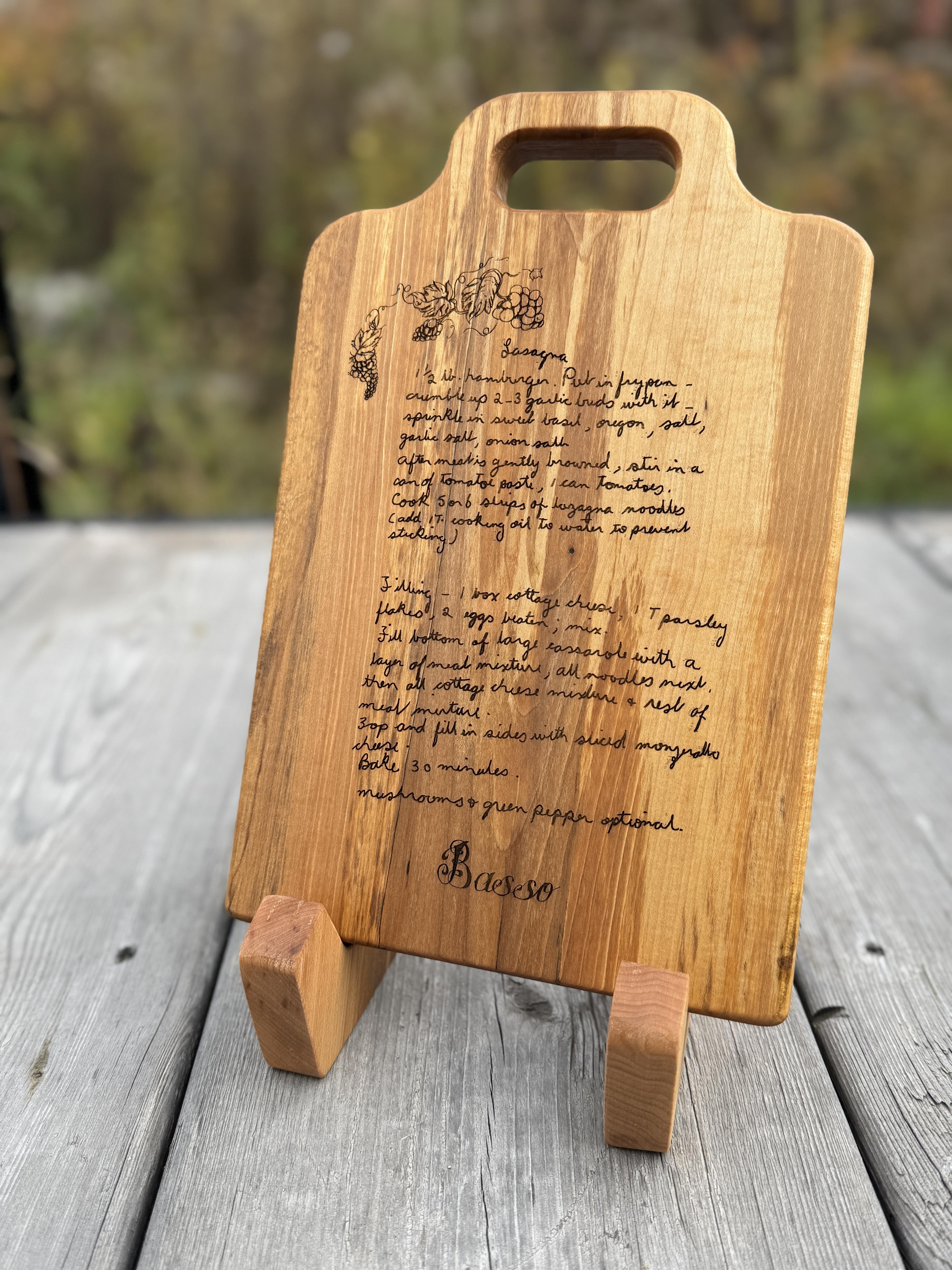 Handwritten recipe board with engraving on a wooden stand.