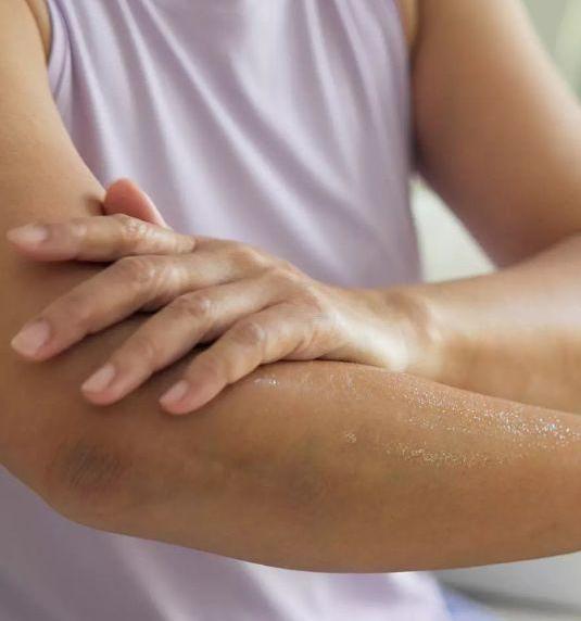 woman applying Balaayah Black Gram Body Oil