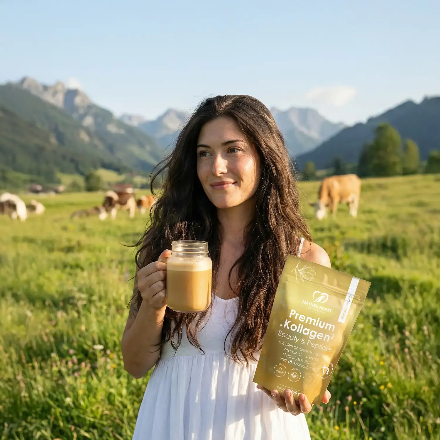 Anwenderin mit Kollagen-Drink vor Weidehaltung in den Alpen