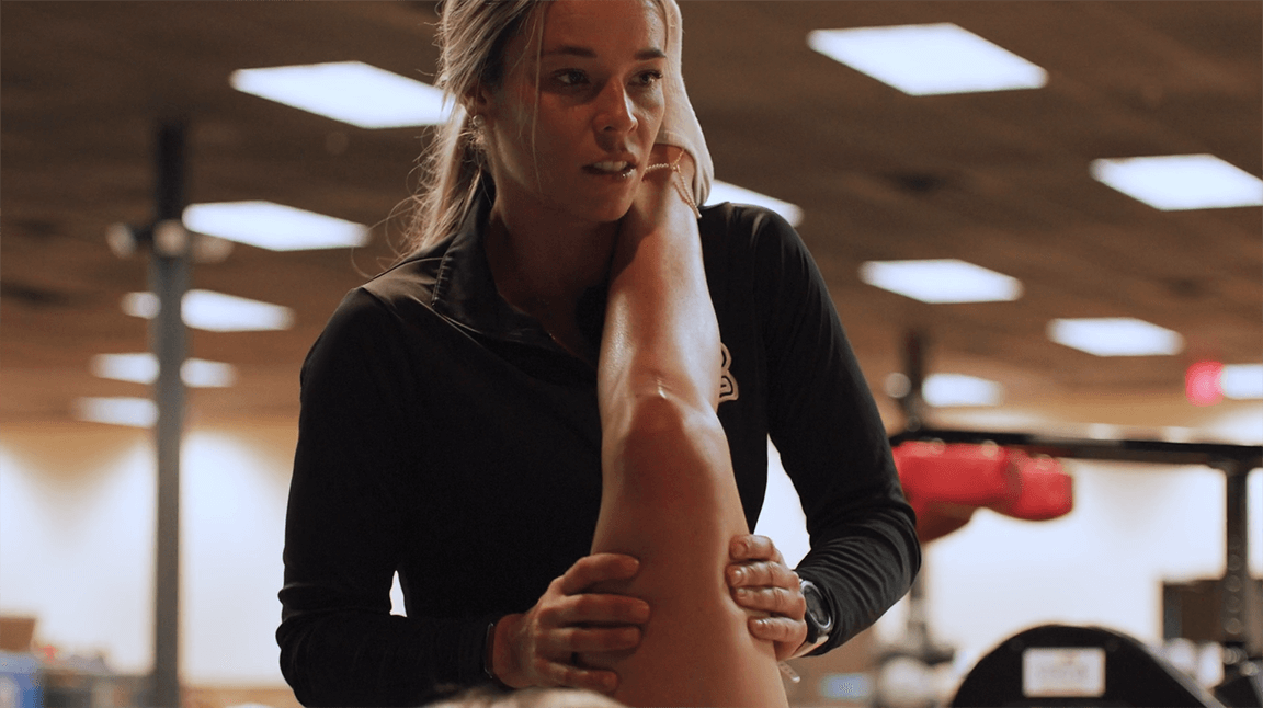 A young athlete works with SaltWrap Clinical Advisory Board Member Alaina Curry, DPT.