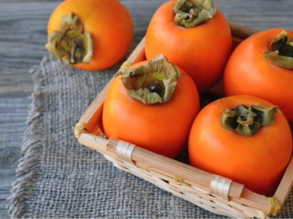 Fresh persimmon fruit displayed to highlight its naturally purifying and deodorizing benefits, essential for combating body odor effectively.