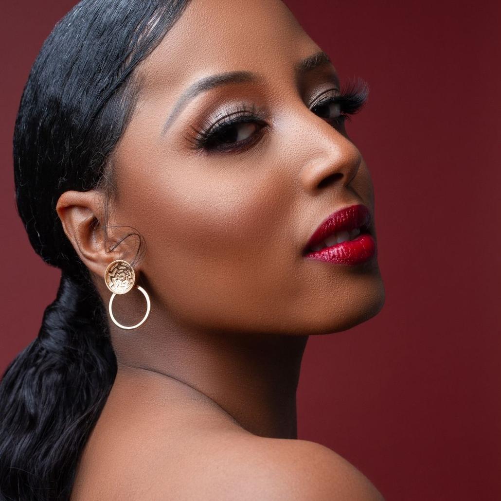 Model Wearing Yenaé Sefed Hoop Earring