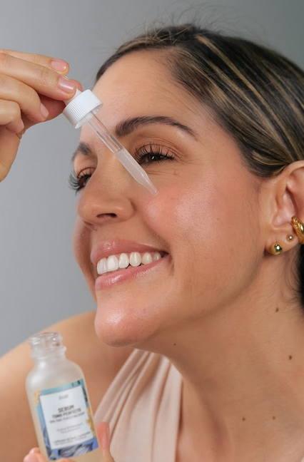 mujer aplicando el serum tono perfecto