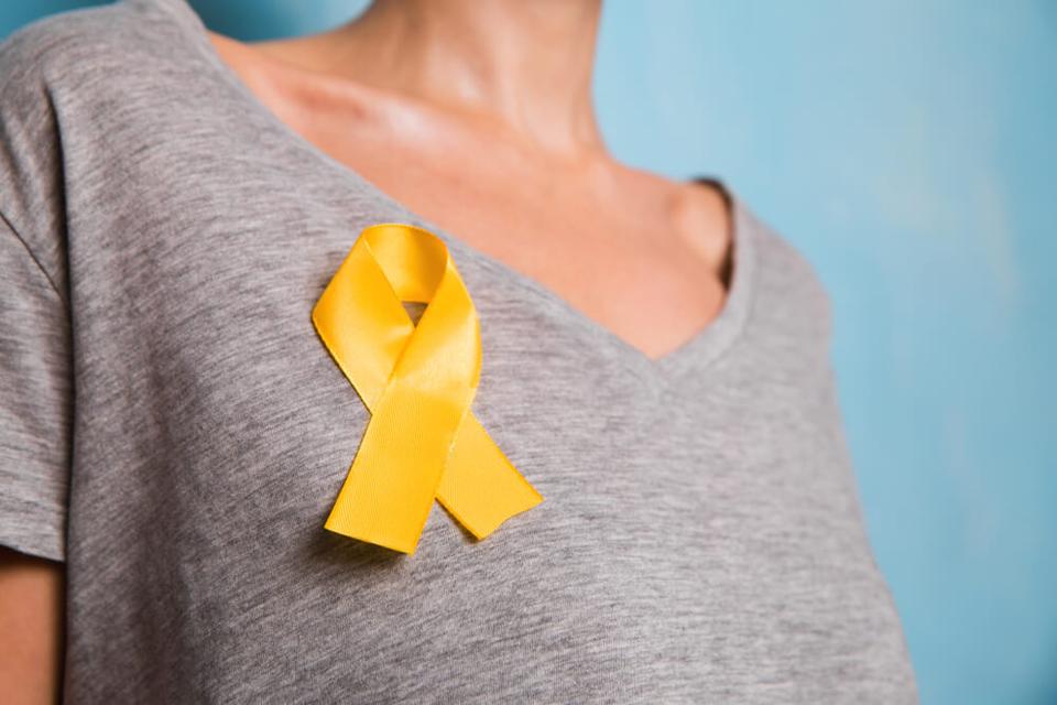 femme portant le ruban jaune
