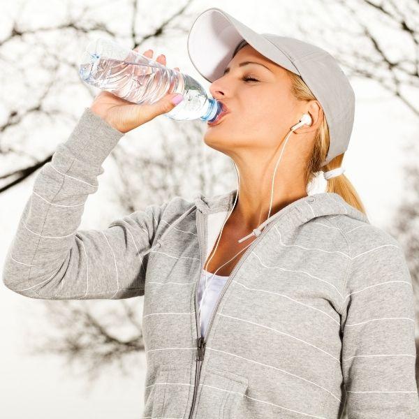 femme qui boit de l eau