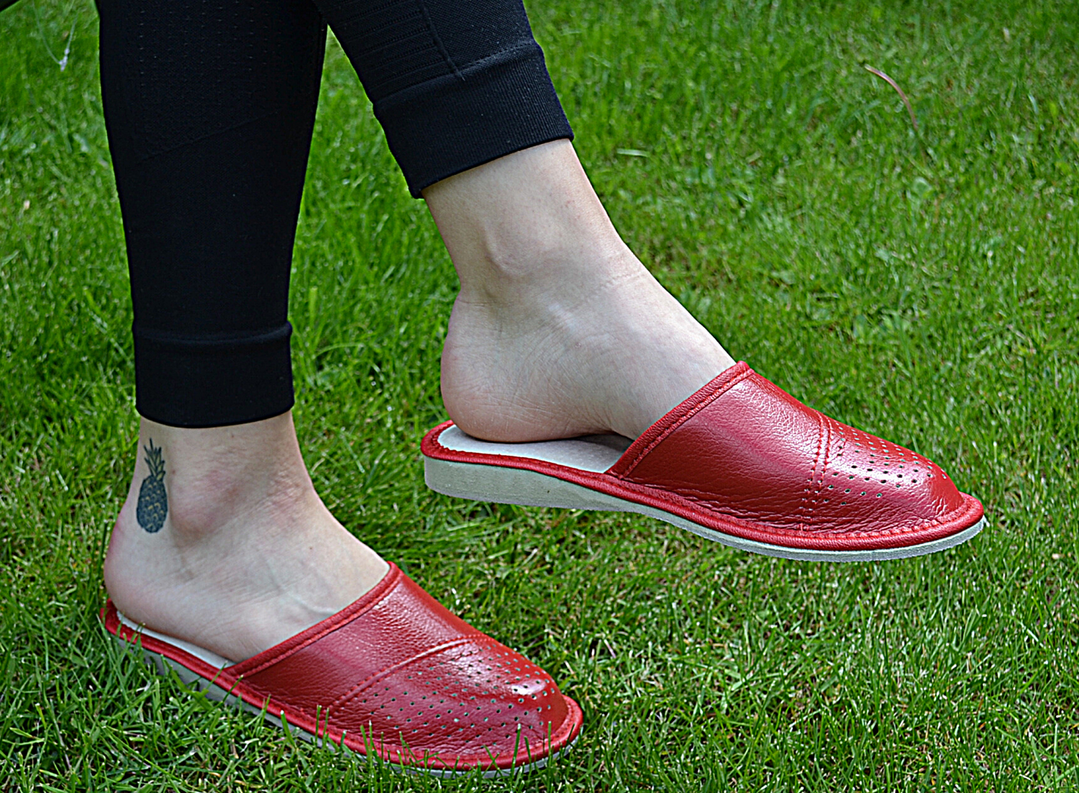 Doris - Ladies Red garden slippers - Reindeer Leather