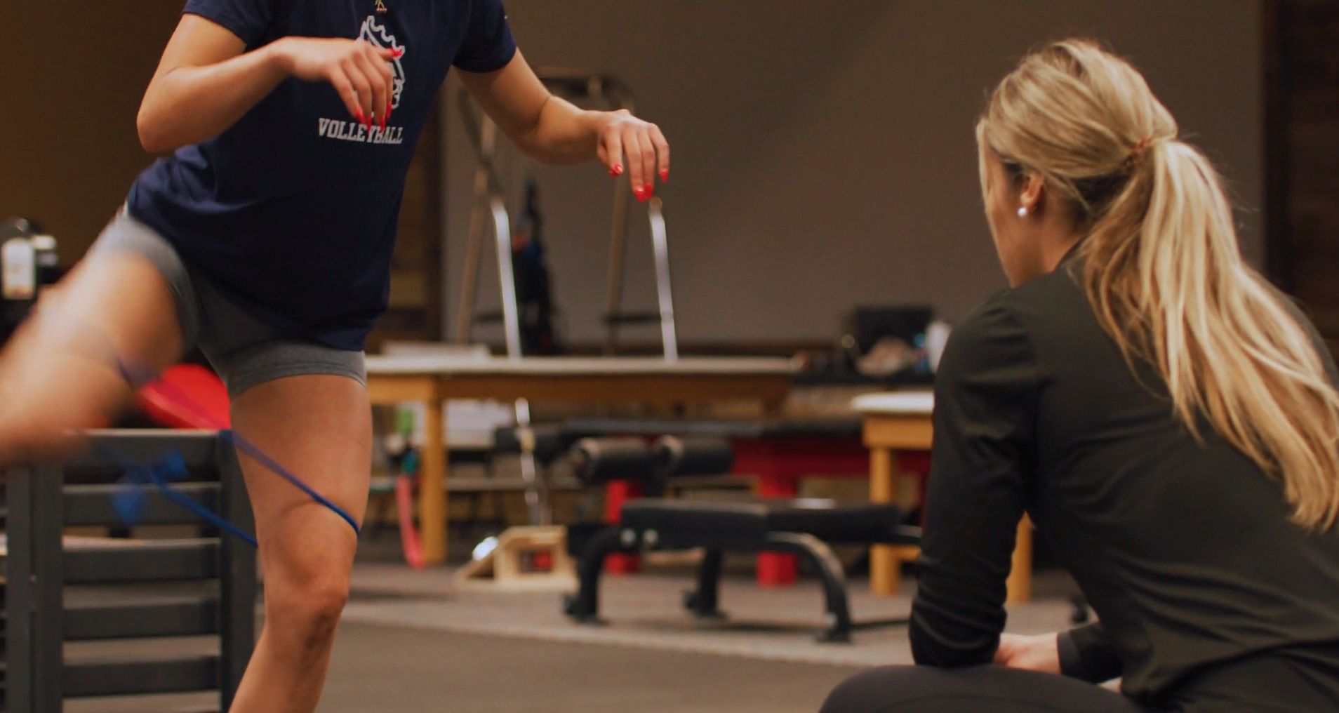 A young athlete works with SaltWrap Clinical Advisory Board Member Alaina Curry, DPT.