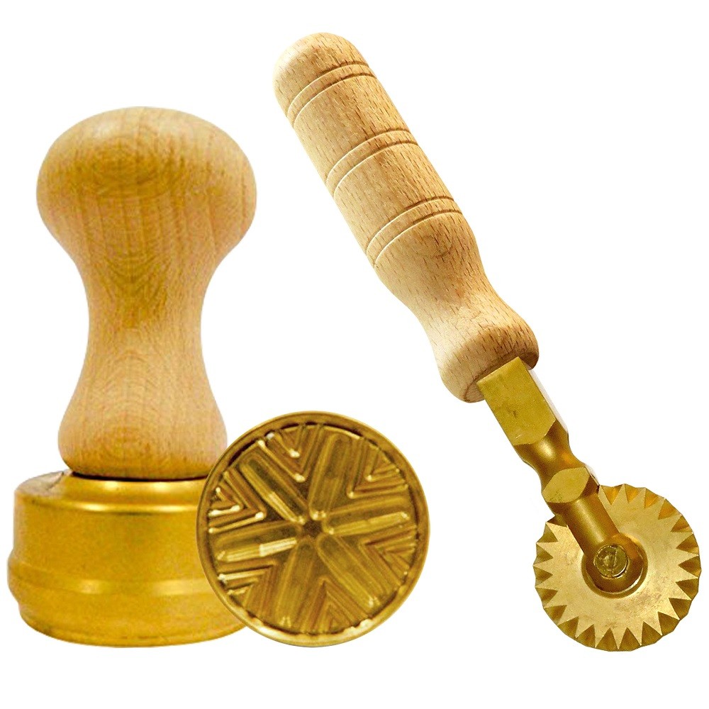 LaGondola Bundle : 1 Round Corzetti Stamp,1 Pasta Cutter Festoneed in Brass and Natural Wood