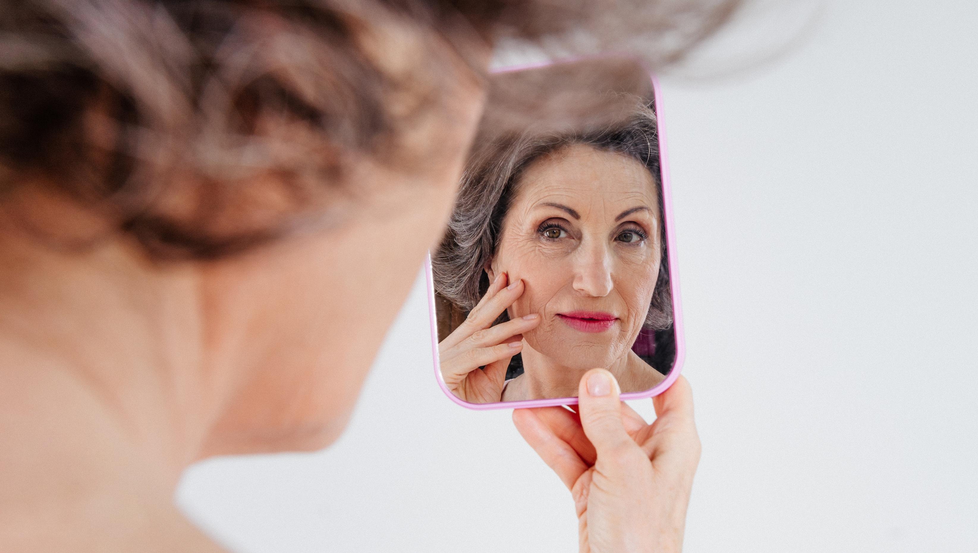Women looking herself in the mirror - Tablet & Mobile