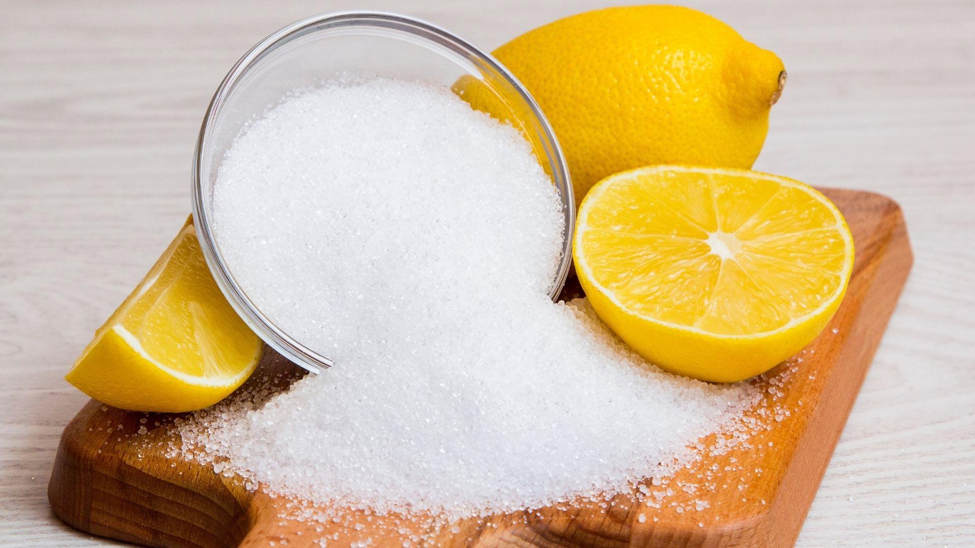 Adoucissant acide citrique et huiles essentielles