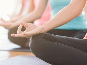 femmes qui font du Yoga