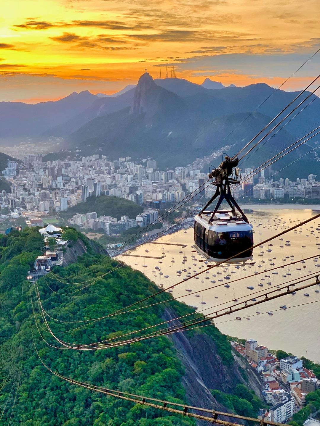 The Sugarloaf Mountain cable car at sunset