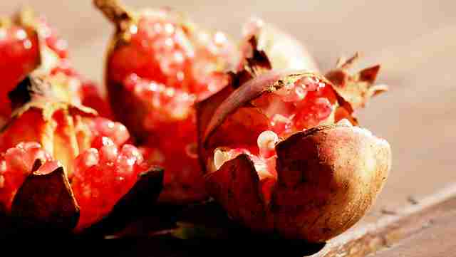Skin benefits of pomegranate seed oil