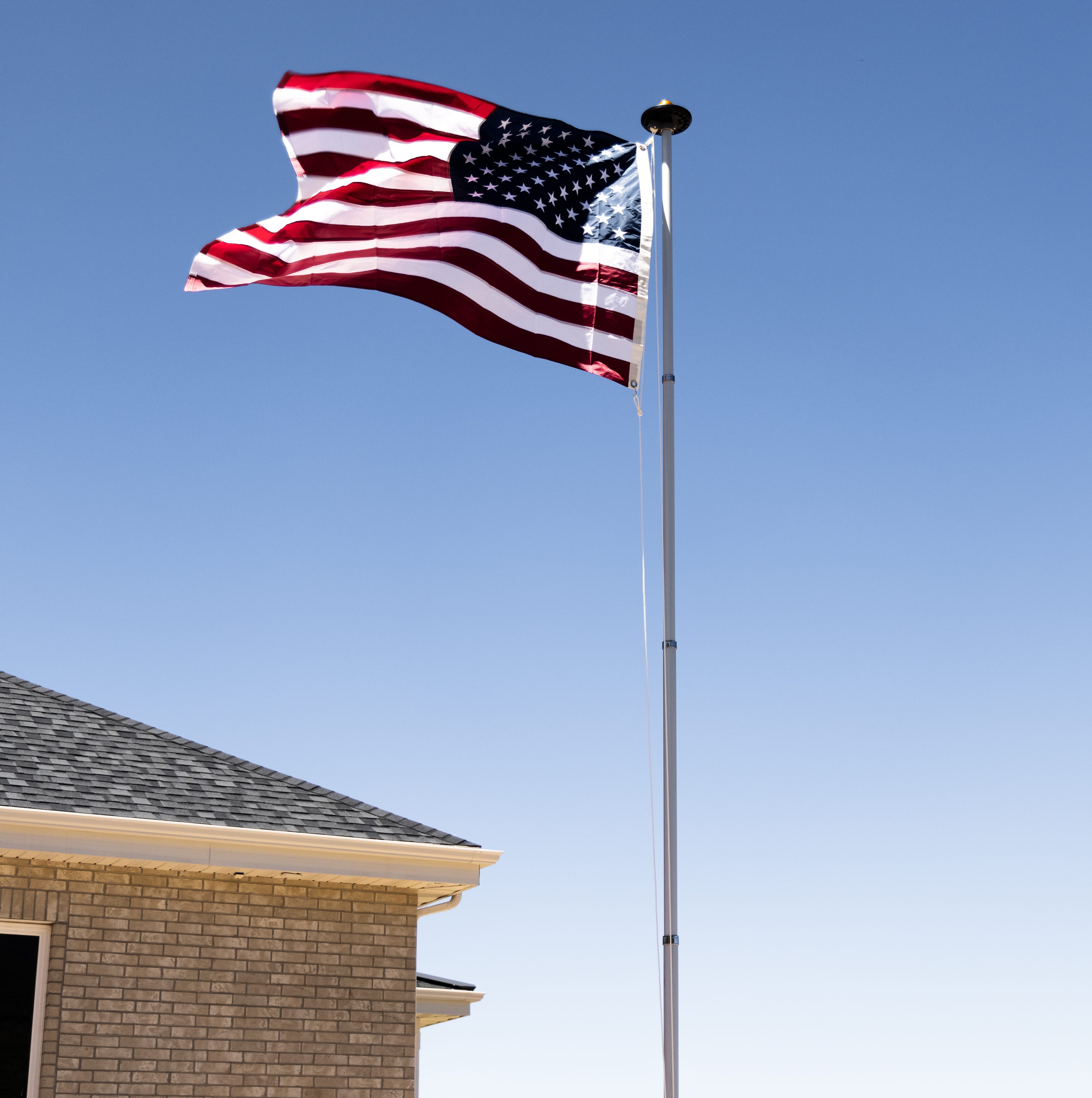 Kit telescópico de mástil de bandera de 25 pies para exteriores, calibre  16, de aluminio, resistente, con bandera de Estados Unidos de 3 x 5, clips  de
