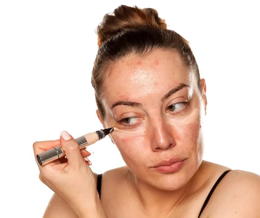 عارضة تضع الكونسيلر