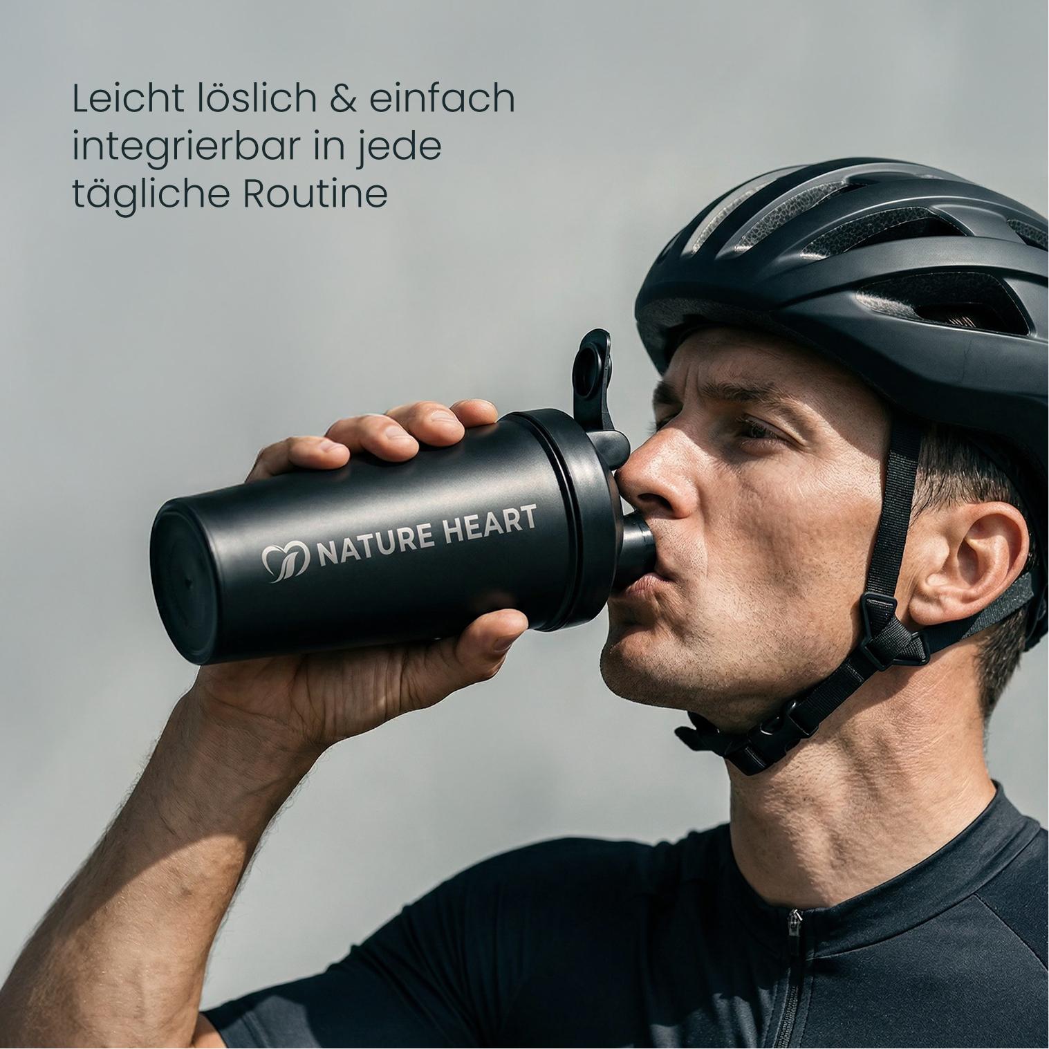Sportlicher Mann mit grauem Haar nach dem Training im Industrial-Gym hält Nature Heart Creamy Protein Vanilla Dream Beutel