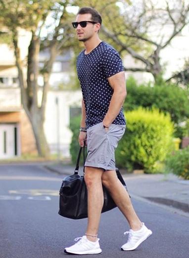 kaos dan celana pendek