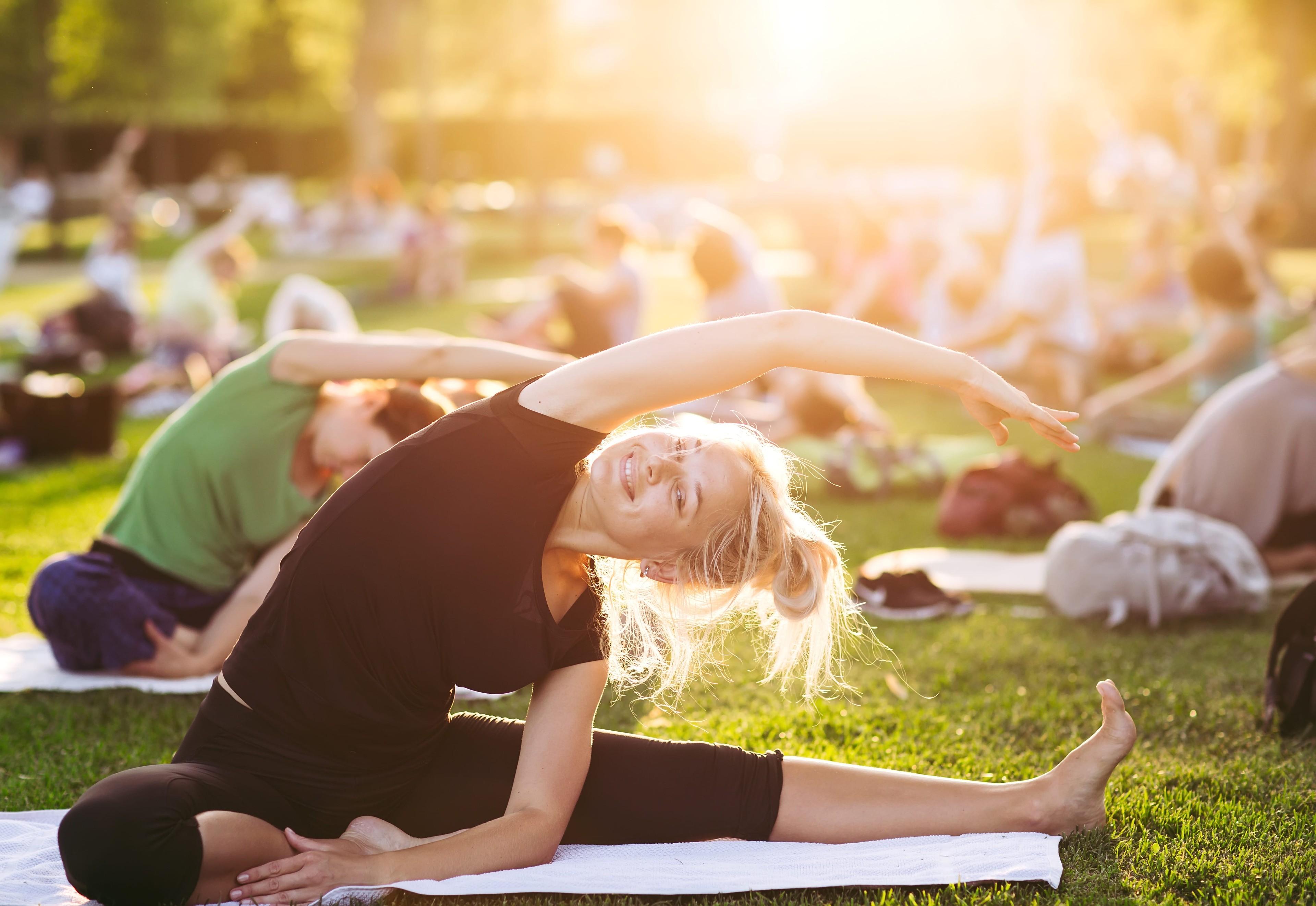 Медитации родители. Занятия йогой на природе. Занятия йогой на открытом воздухе. Занятия на свежем воздухе. Йога в парке.
