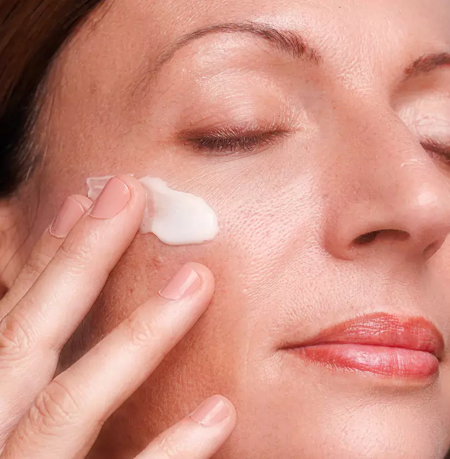 oman applying blavana ultra rich youth boost face pommade