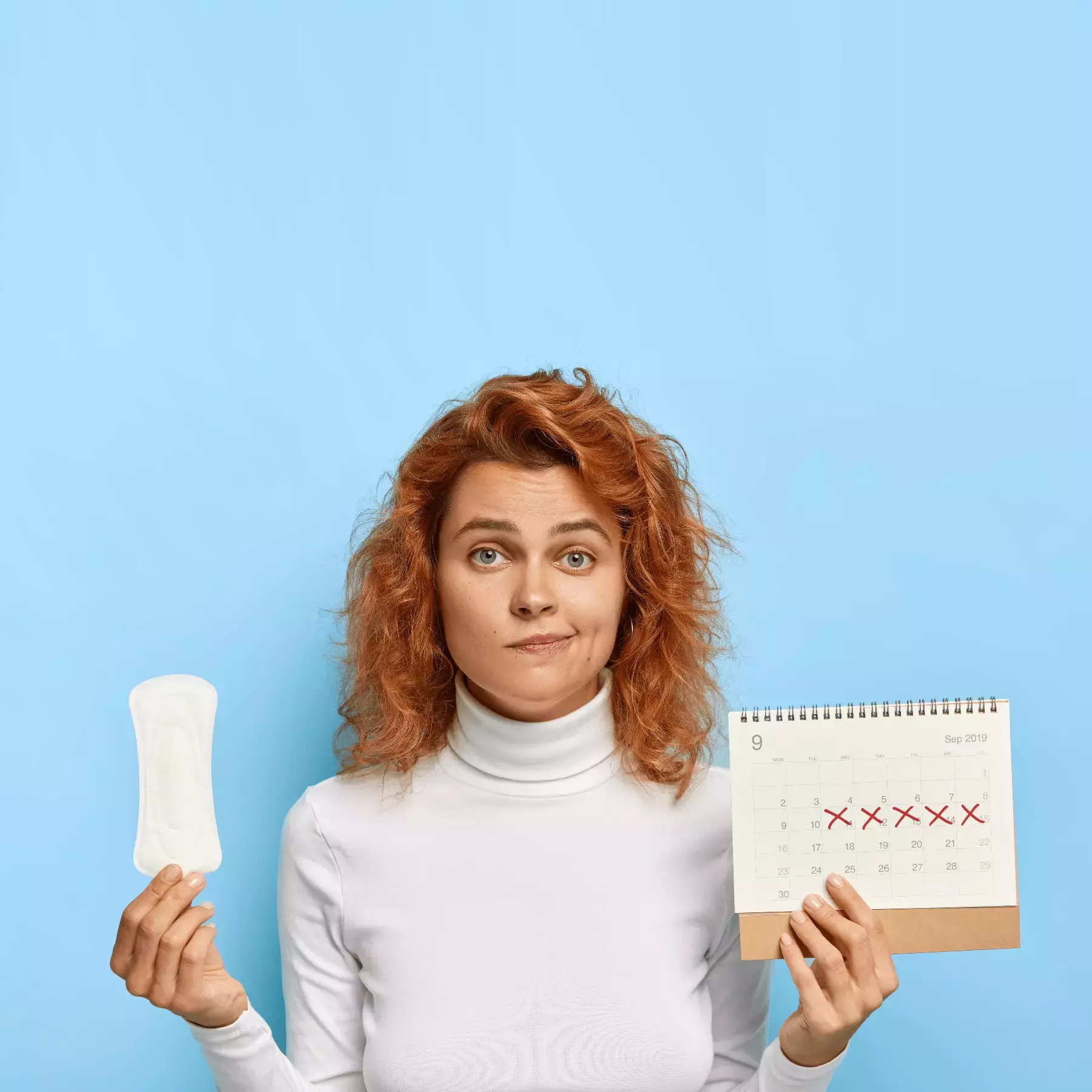 “Femme tenant une serviette hygiénique et un calendrier menstruel – image représentant la santé hormonale féminine”
