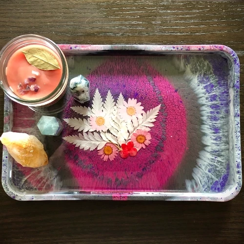 How to create a vivid tie dye trinket tray with epoxy resin and pearl pigment.