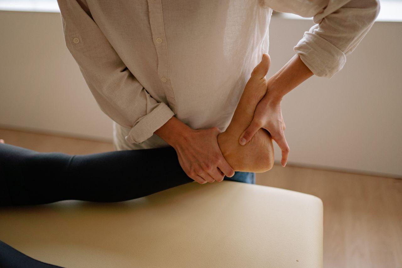 In this article, I’ll show you why the best approaches to optimizing tendon recovery and performance are the ones that respect their mechanics — and focus on pragmatic lifestyle changes to help give your tendons the best possible healing outcomes.