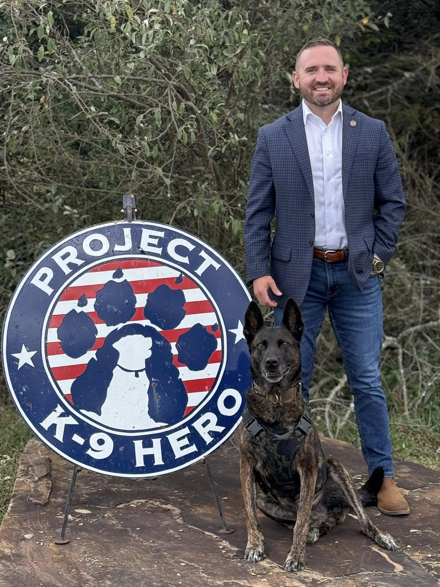 zach brooks poses with national ambassador k9 rikki