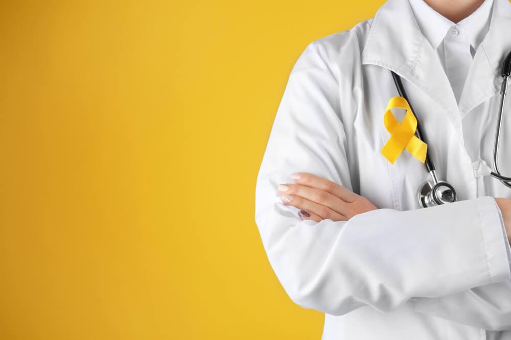 médecin qui porte le ruban jaune