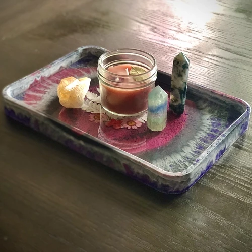 DIY trinket tray guide with epoxy resin and pearl pigments.