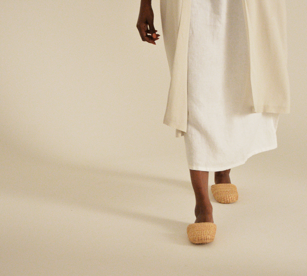 Treat your feet to a refreshing foot bath to hydrate the skin and soften dead, dry, calloused areas. 