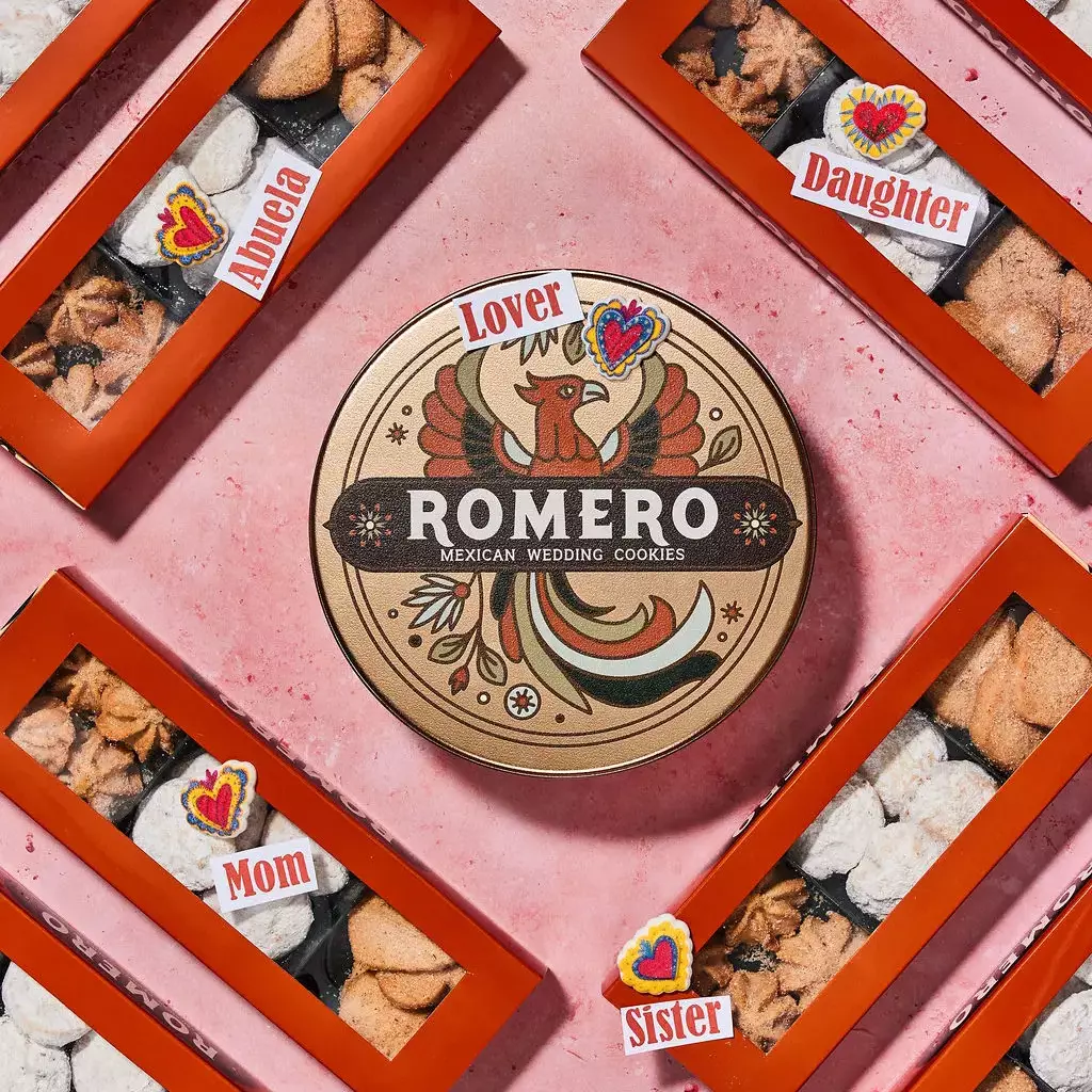 pattern of cookie favors with decorative cookie tin lid in middle