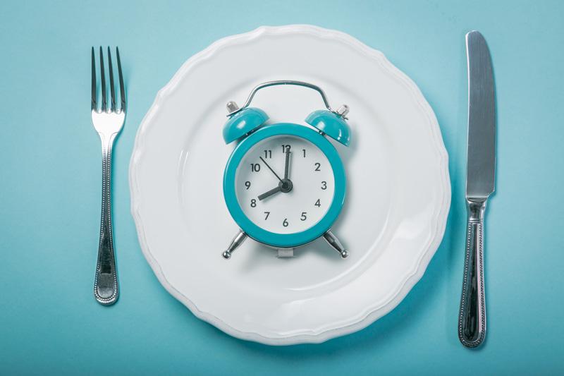 A clock on on an empty food plate