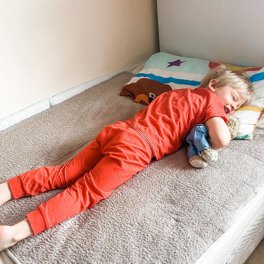 Toddlers on a sofa with PeapodMat