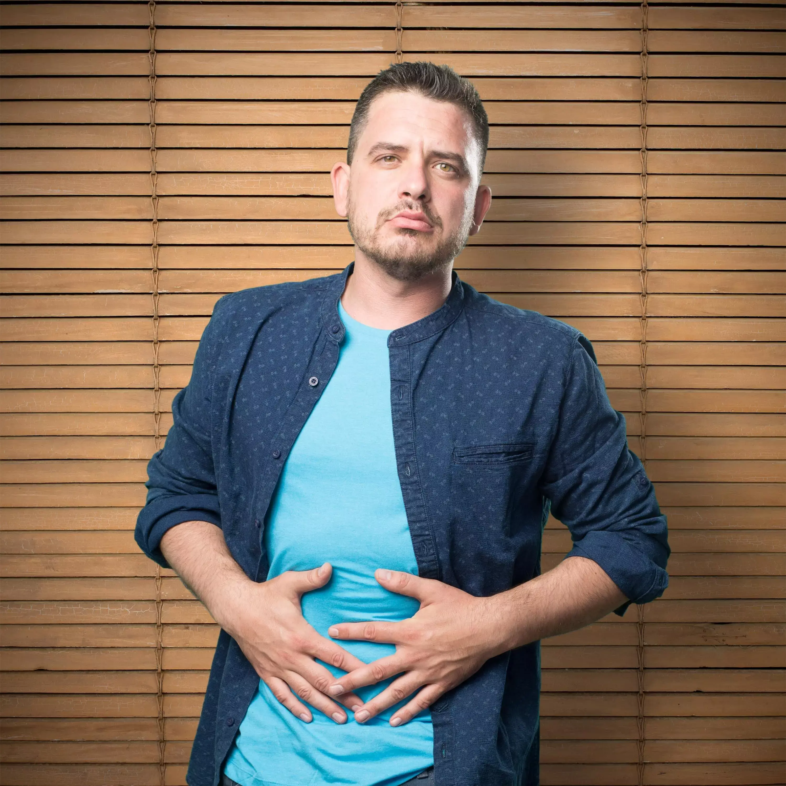 “Homme avec inconfort abdominal et ballonnements – image liée aux problèmes digestifs courants”