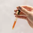 dropper with manjish oil 1