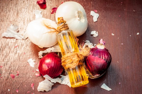 6 Benefits of Onion and Garlic for Your Hair and Scalp – SWIRLYCURLY