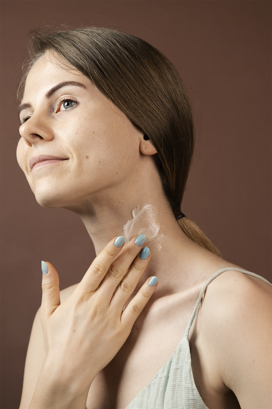 Apply on the neck