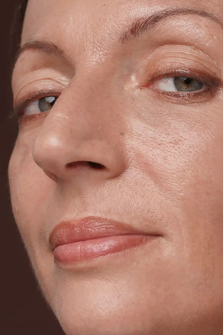 Rub palms together and gently dab onto face, neck, and décolleté