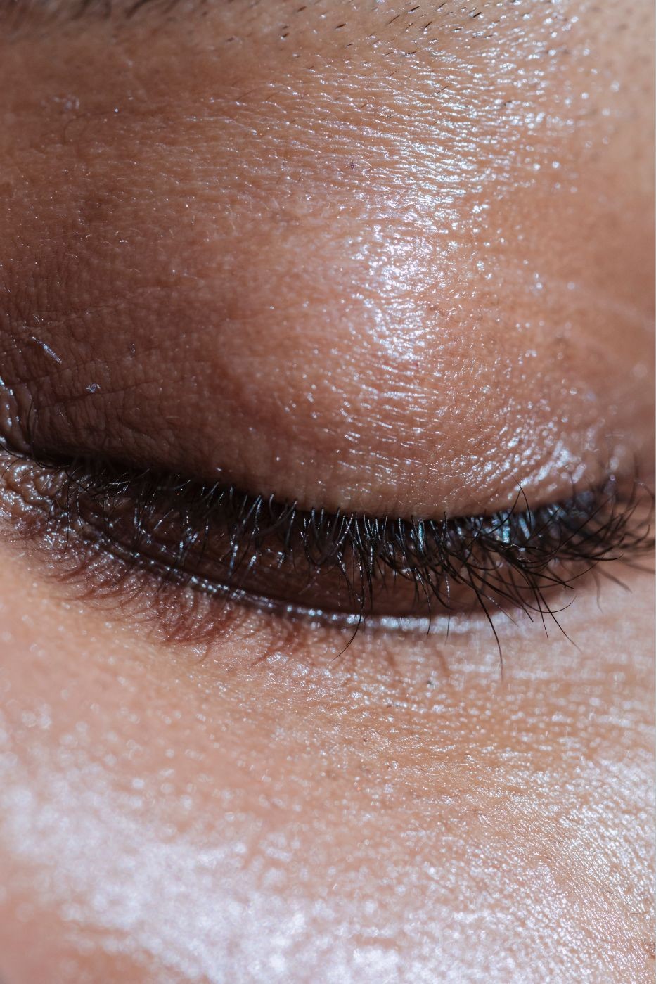 Lash serums help make eyelashes thicker and stronger.