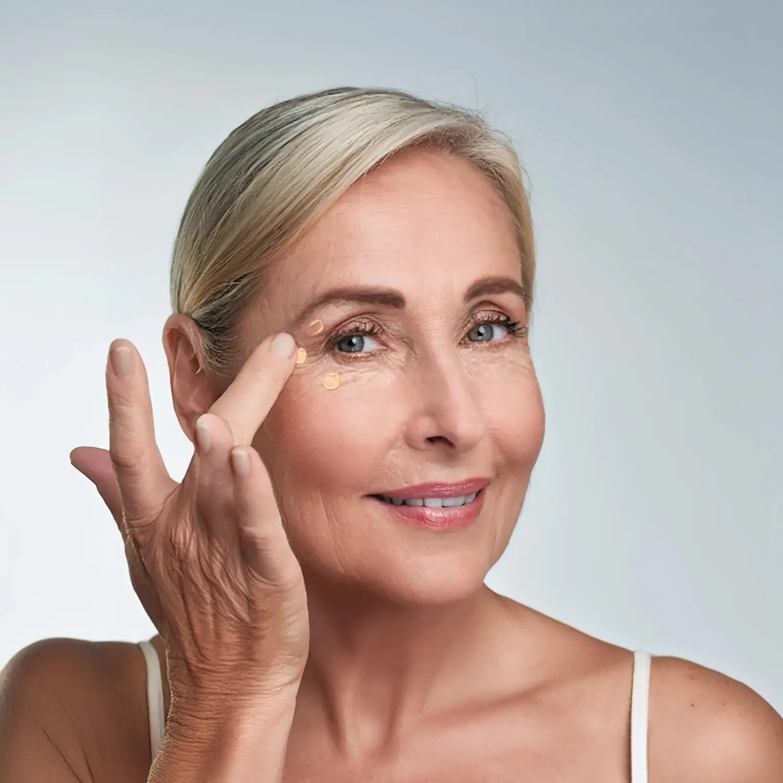Applying three dots of Rufolia around the eye