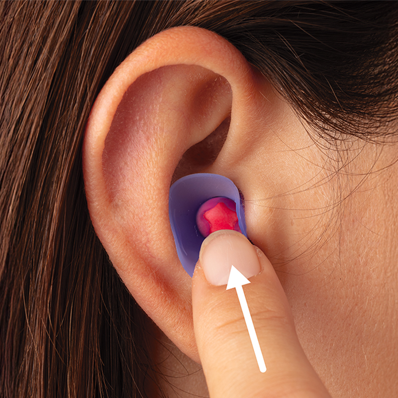 A person pushing an earplug into their ear with an arrow indicating how to position it.