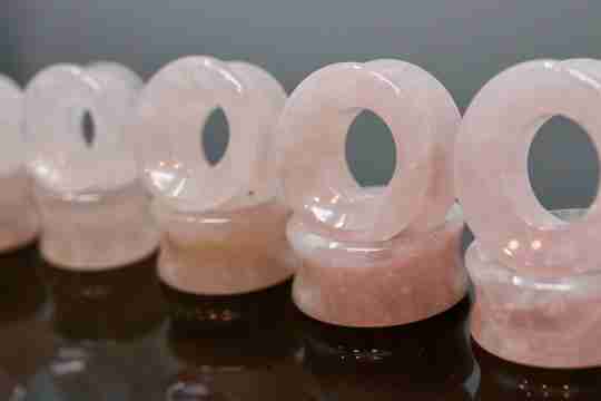 rose quartz plug properties