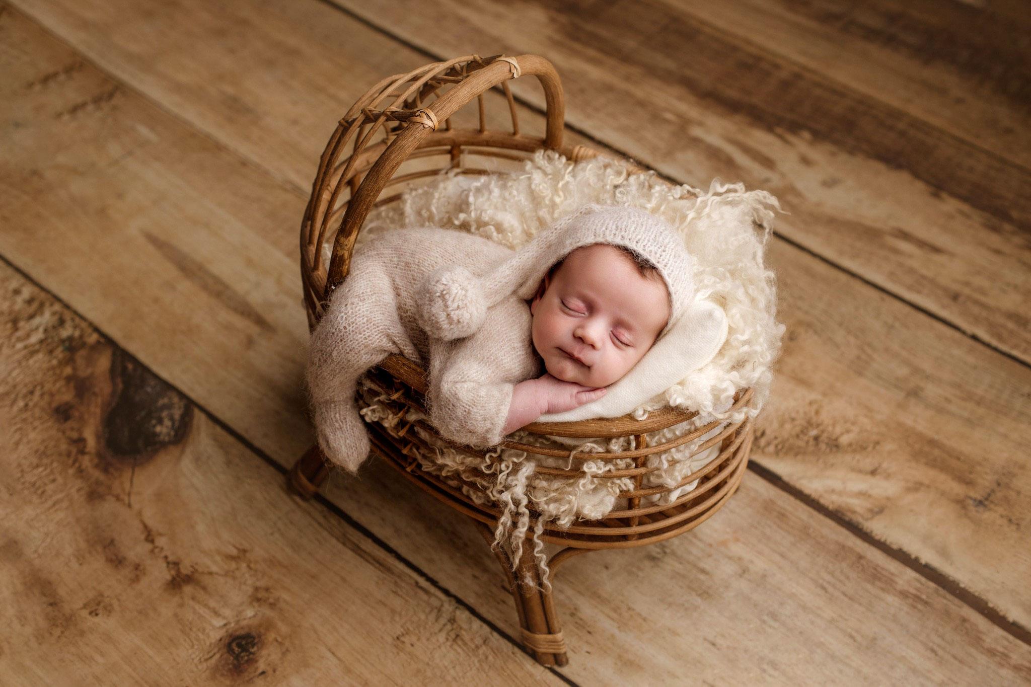 Find Baby and Newborn Photographers