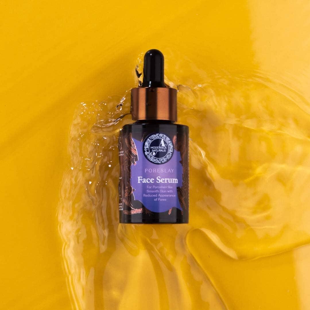 Poreslay face serum on a hydrating background