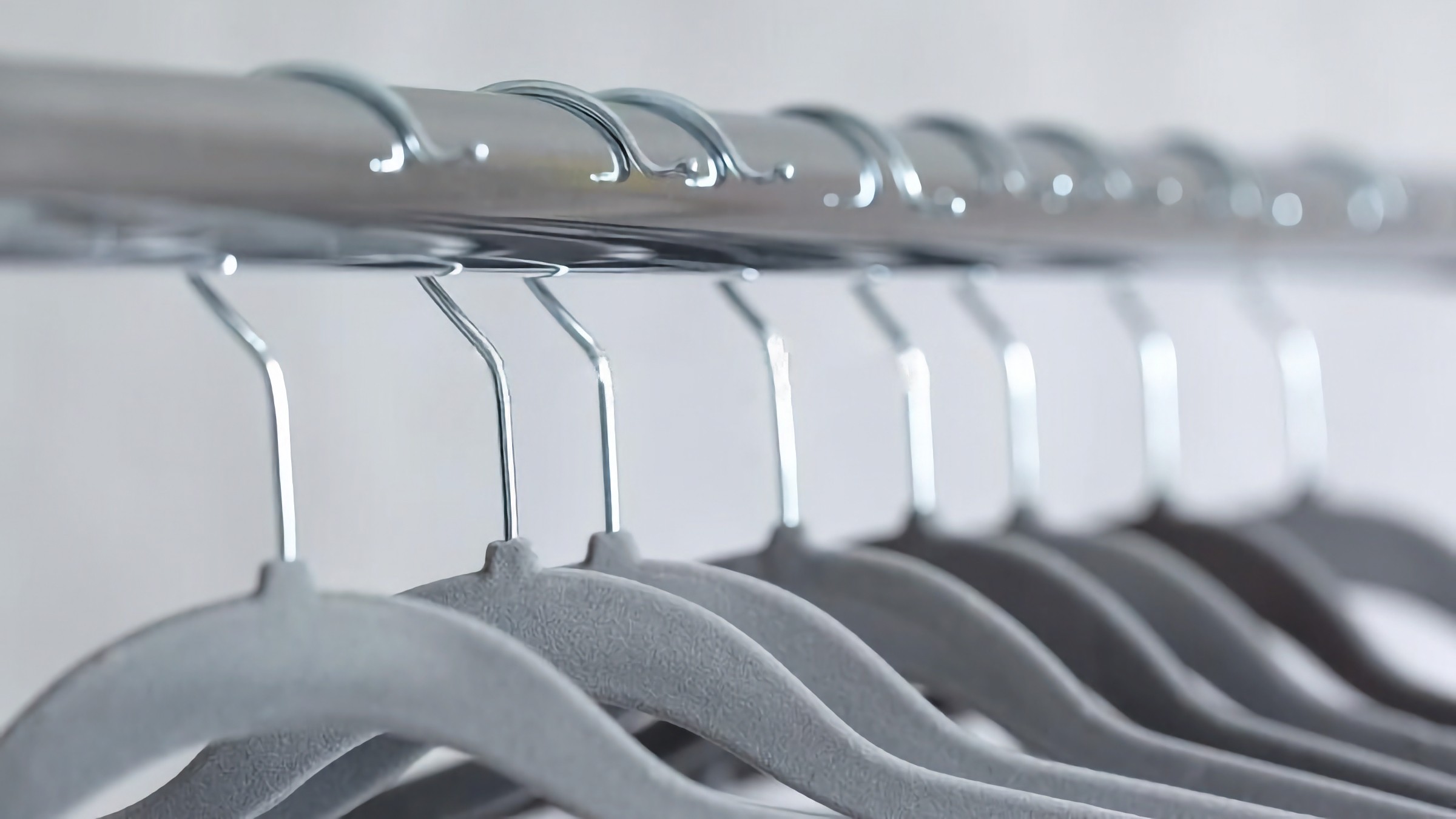 Creative Ways to Hang Clothes: using velvet hangers