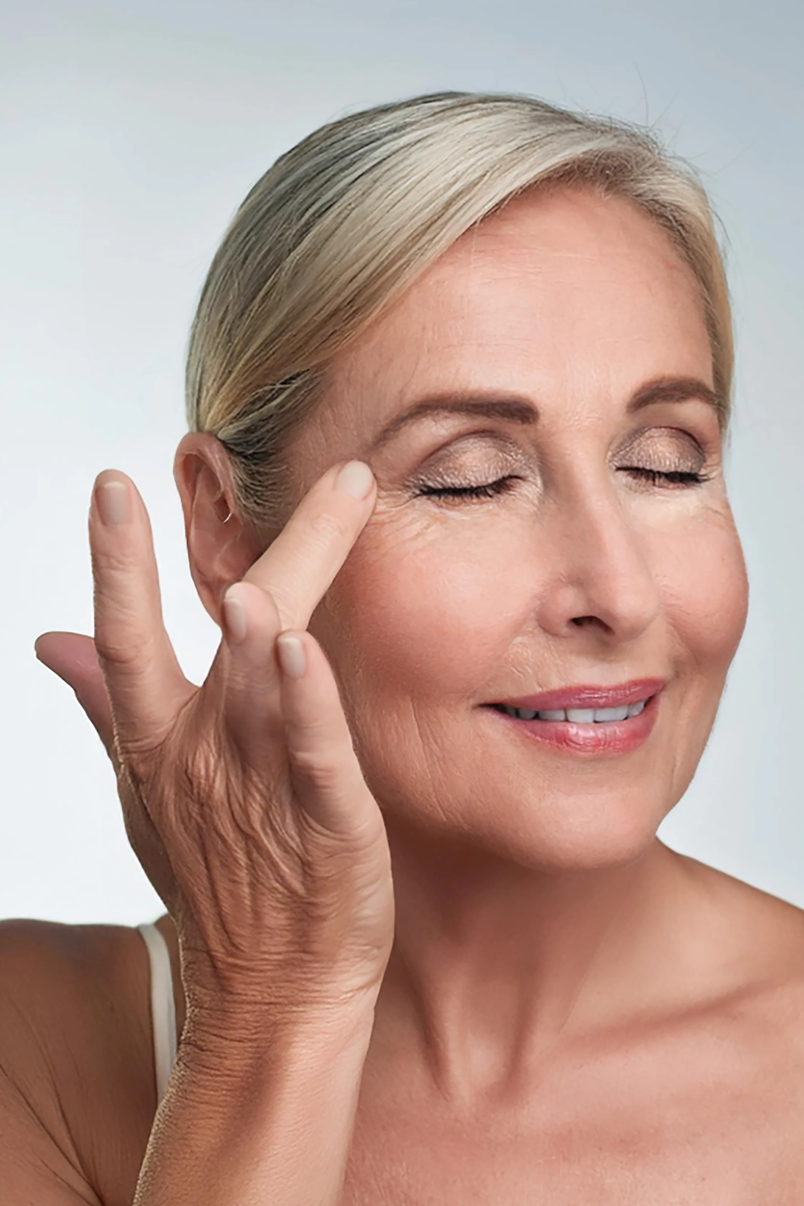 Rub palms together and gently dab onto face, neck, and décolleté