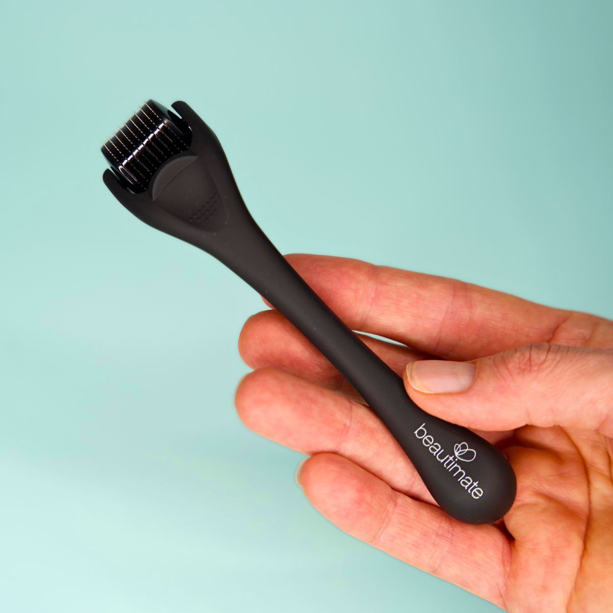 hand holding microneedle derma roller