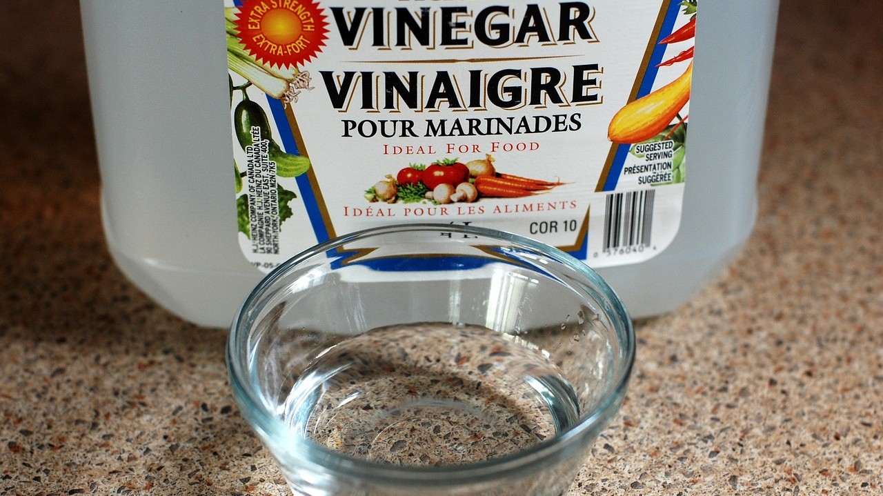 How to Get Bed Sheets White Again Vinegar's Double Action