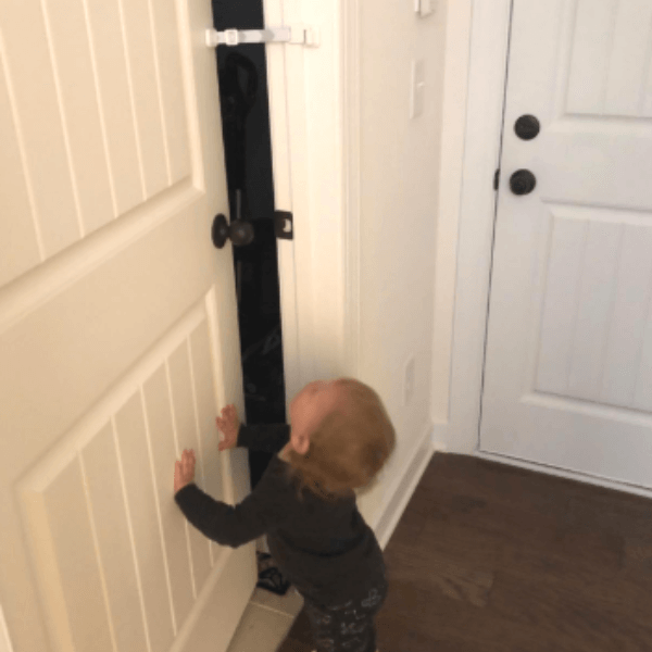 Baby gate that cheap allows door to close